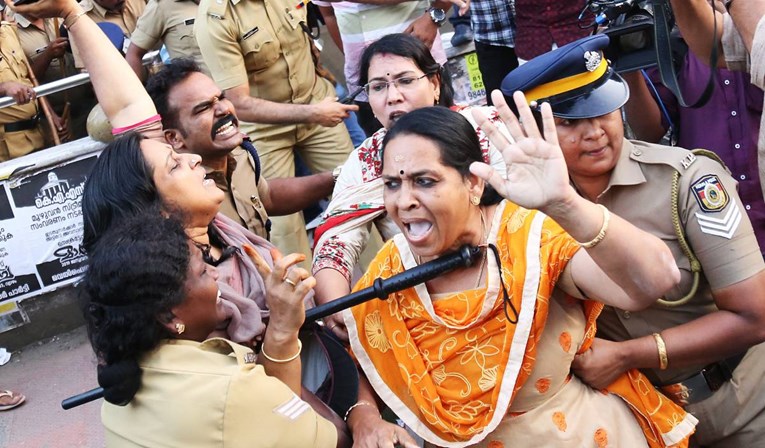 Žene ušle u indijski hram: Izbili nasilni prosvjedi, poginuo jedan muškarac